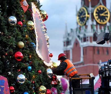 Монтаж больших ёлок в Симферополе